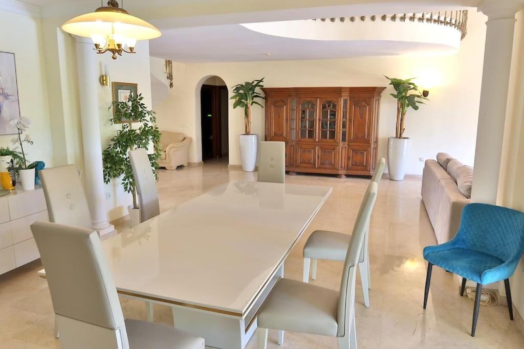 Beachside 4 Beds Cozy Villa, 700m Canas Beach!
