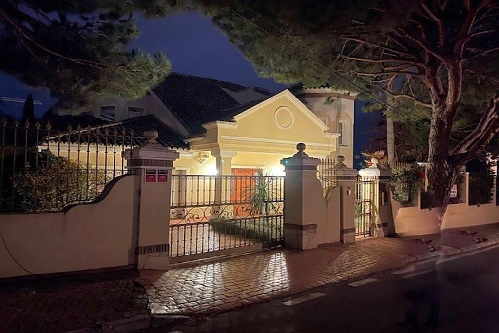Villa Beachside 4 Beds Cozy Villa, 700m Canas Beach! Marbella