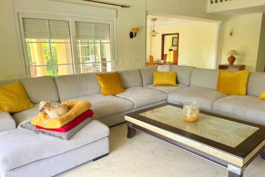 Villa Beachside 4 Beds Cozy Villa, 700m Canas Beach! Marbella